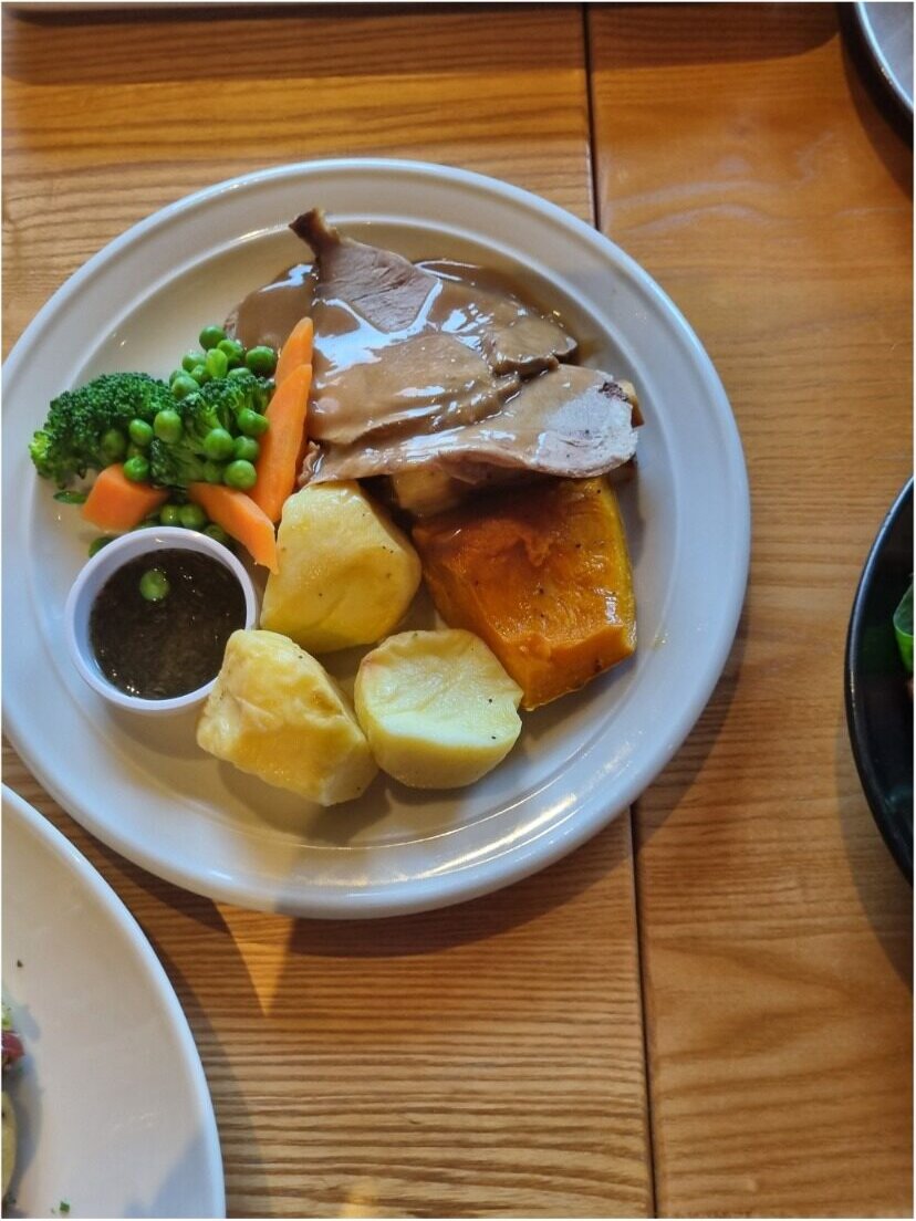 Roast of the day with vegetables and gravy